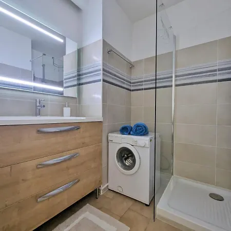 Front De Avec Terrasse Et Parking Apartment *